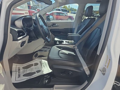 2024 Chrysler Pacifica Touring L + Heated Front Seats & Steering Wheel