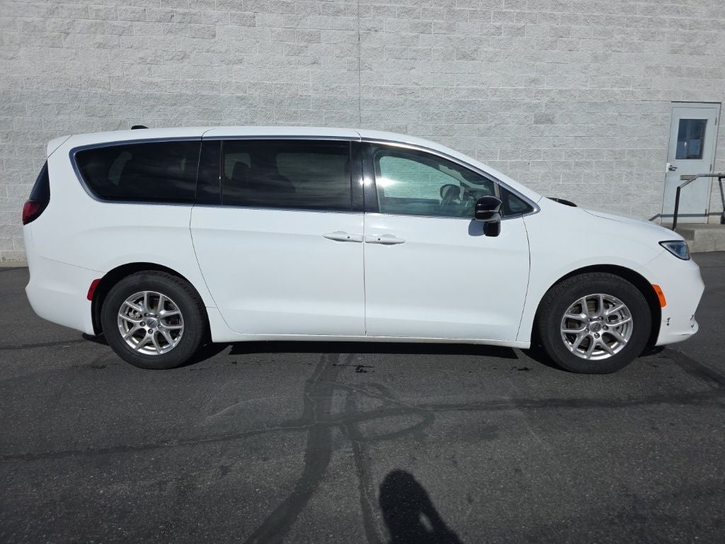 2024 Chrysler Pacifica Touring L + Heated Front Seats & Steering Wheel