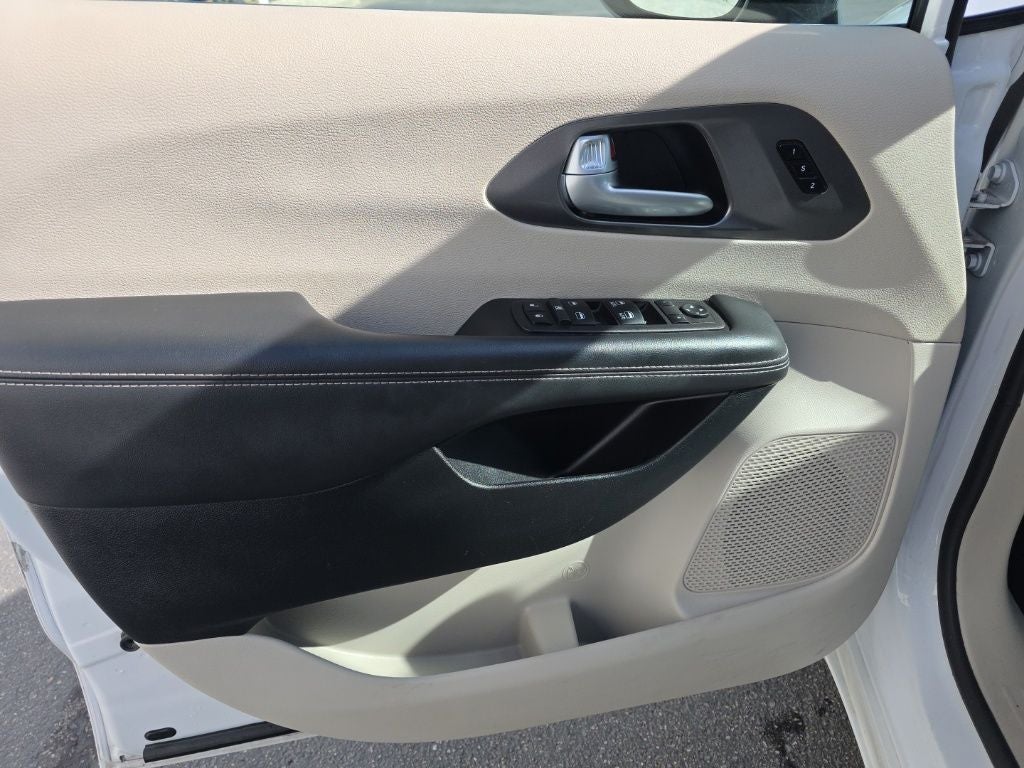 2024 Chrysler Pacifica Touring L + Heated Front Seats & Steering Wheel