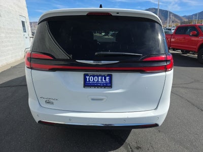 2024 Chrysler Pacifica Touring L + Heated Front Seats & Steering Wheel