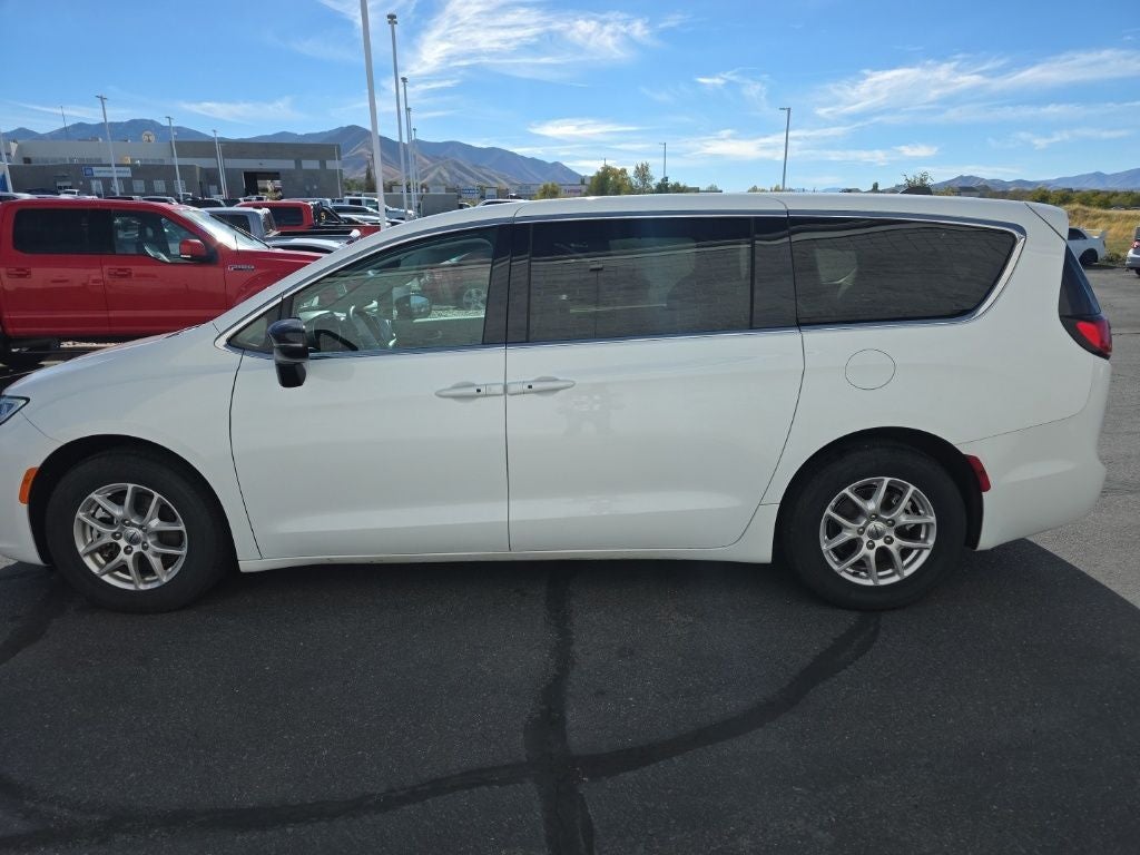2024 Chrysler Pacifica Touring L + Heated Front Seats & Steering Wheel