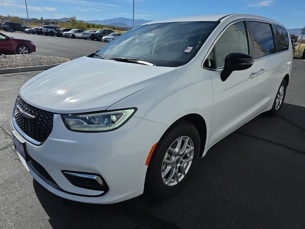 2024 Chrysler Pacifica Touring L + Heated Front Seats & Steering Wheel