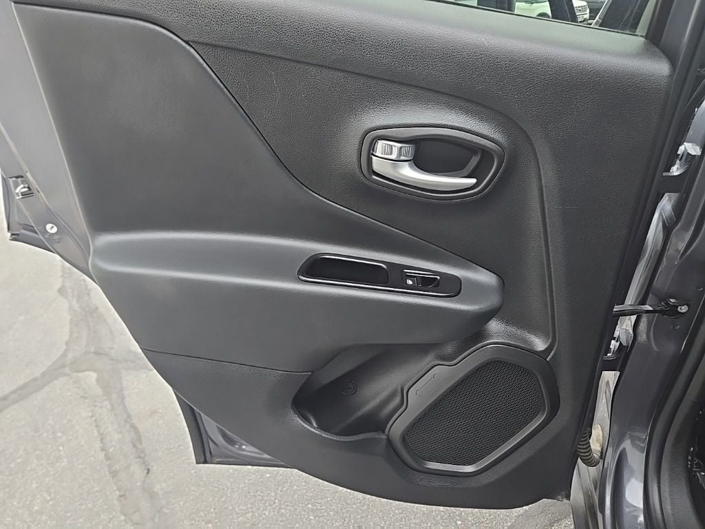 2023 Jeep Renegade Latitude + Push-button Start + Lane Keep Assist