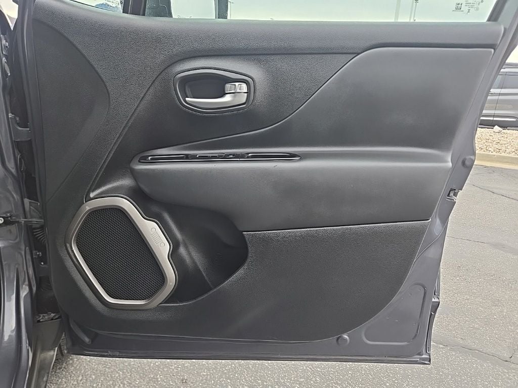 2023 Jeep Renegade Latitude + Push-button Start + Lane Keep Assist